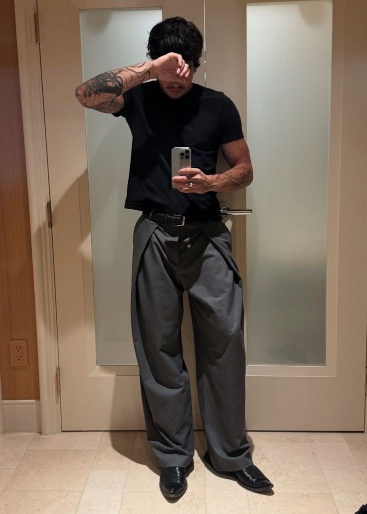 Gray triangle pleated wide leg pant